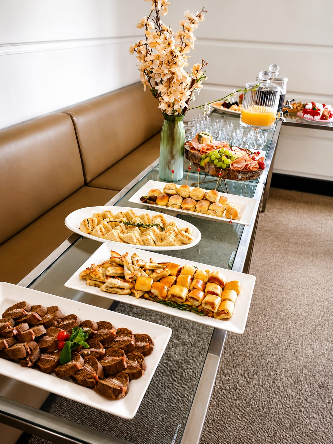 Buffet corporativo com salgados variados