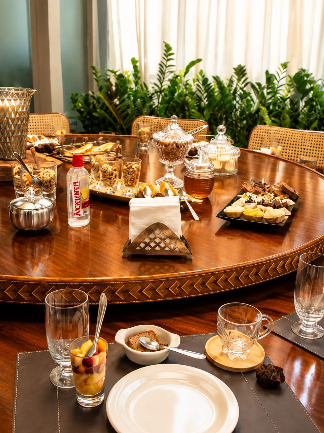 Mesa de coffee break corporativo preparada pela ANES Buffet e Eventos