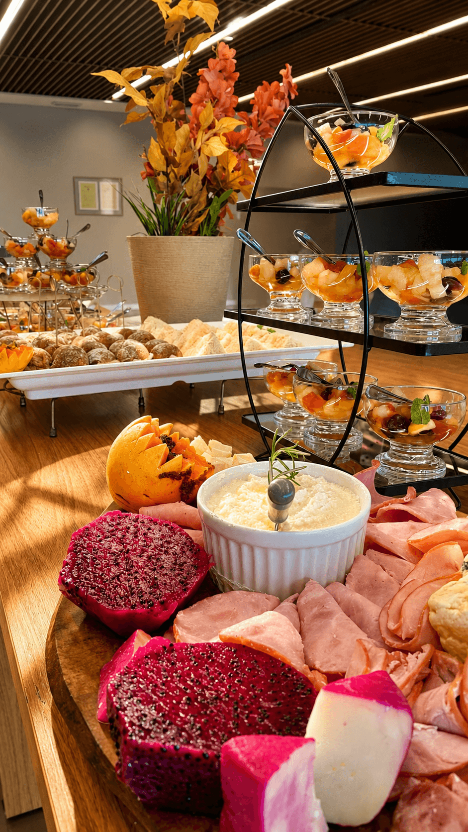 Mesa de buffet com frutas, frios e sobremesas
