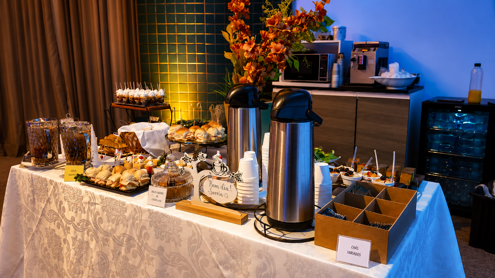 Mesa de coffee break montada para evento corporativo
