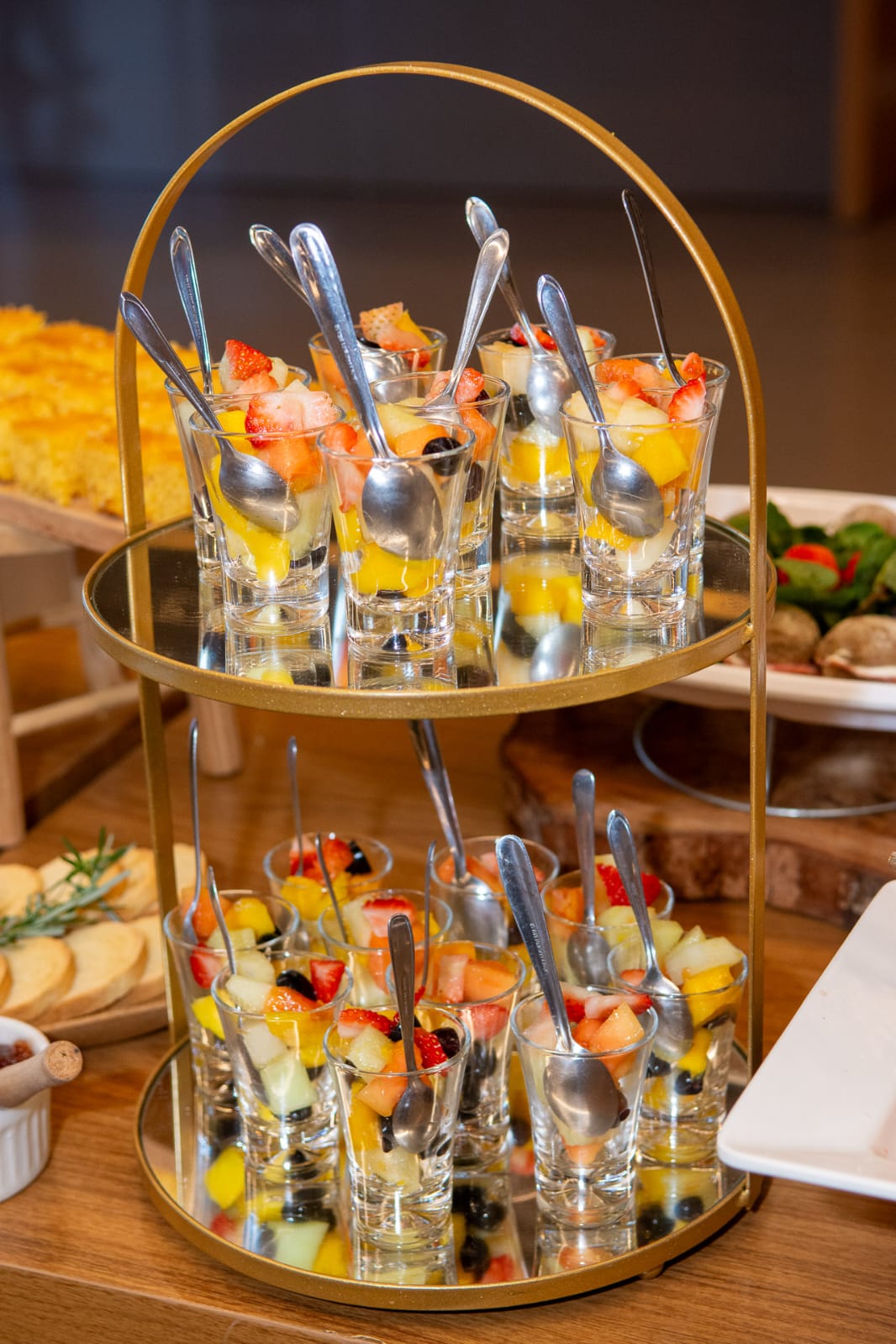 Sobremesas com frutas servidas em copinhos